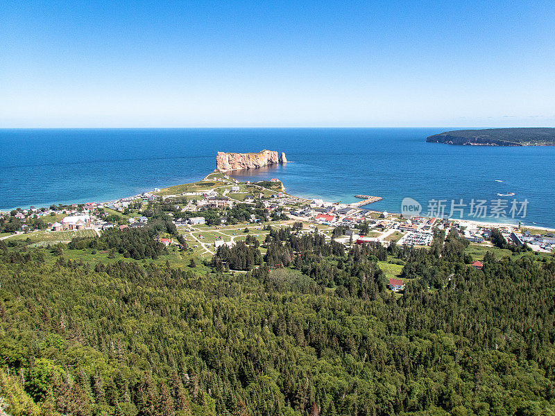 从圣安妮山顶俯瞰珀西村。Perce rock和Bonaventure岛。该地区的全景。塞,Gaspesie。